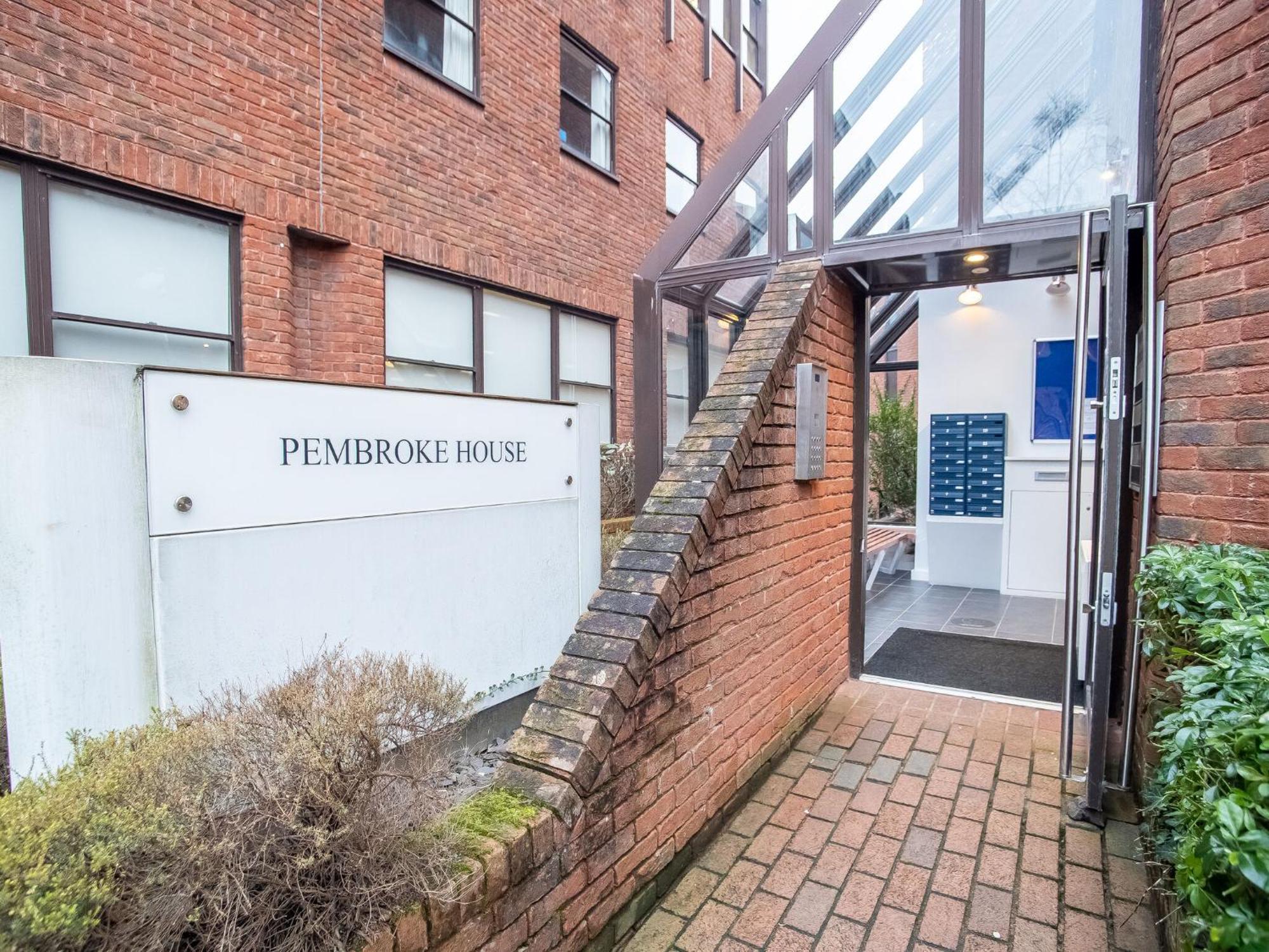 Pembroke House Apartments Exeter For Families Business Relocation Free Parking Exterior photo